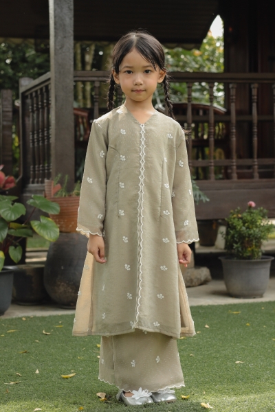 SERI KEBARUNG KIDS IN OLIVE GREEN (KIDS SELENDANG INCLUDED)